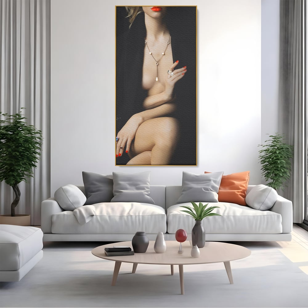 Tablou canvas cu tablou canvas cu portret artistic de femeie, in rama de aluminiu auriu, pe perete intr-un living